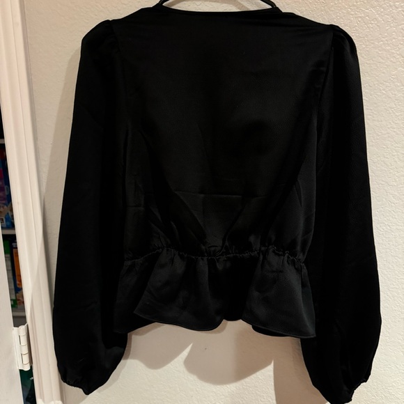 Women’s blouse size medium - Picture 4 of 4